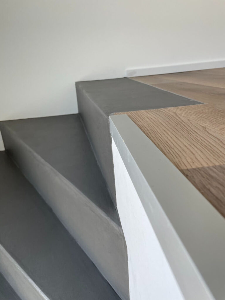 Fugenlose Treppe mit Abschluss zum Boden