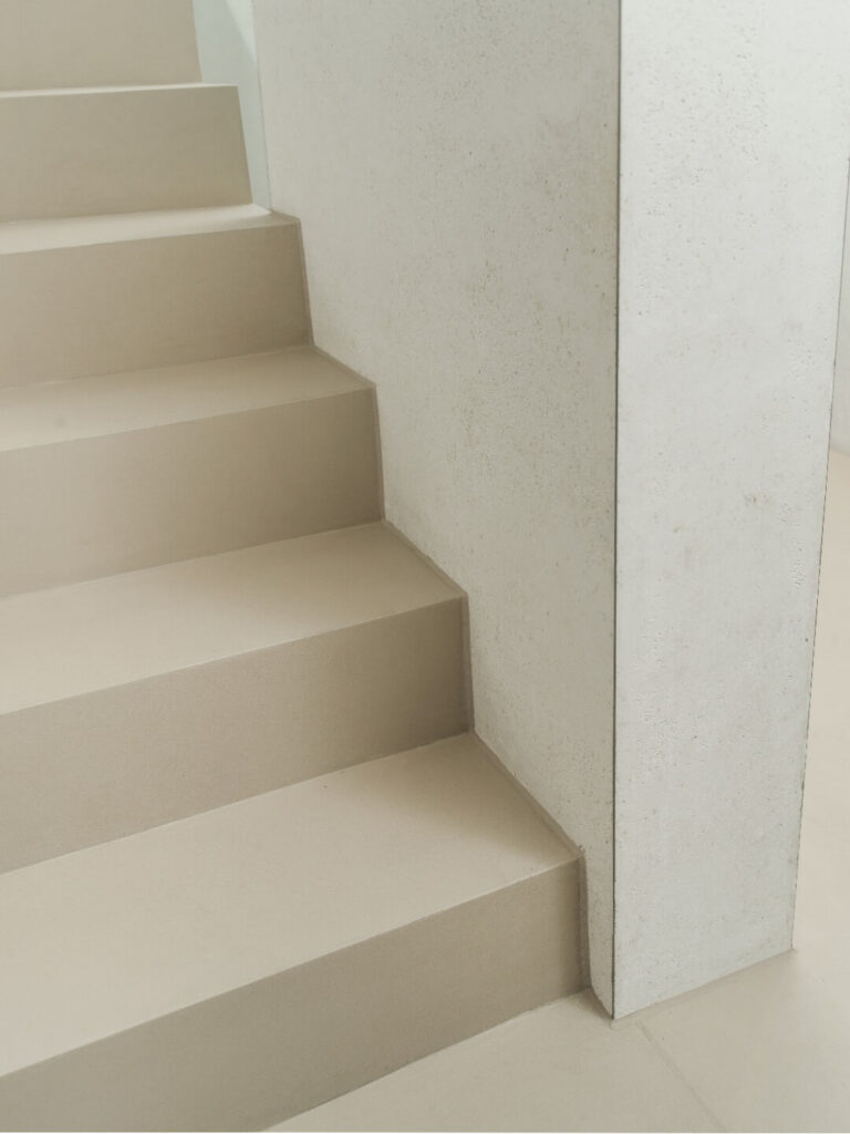 Fugenlose Treppe mit Abschlusskante