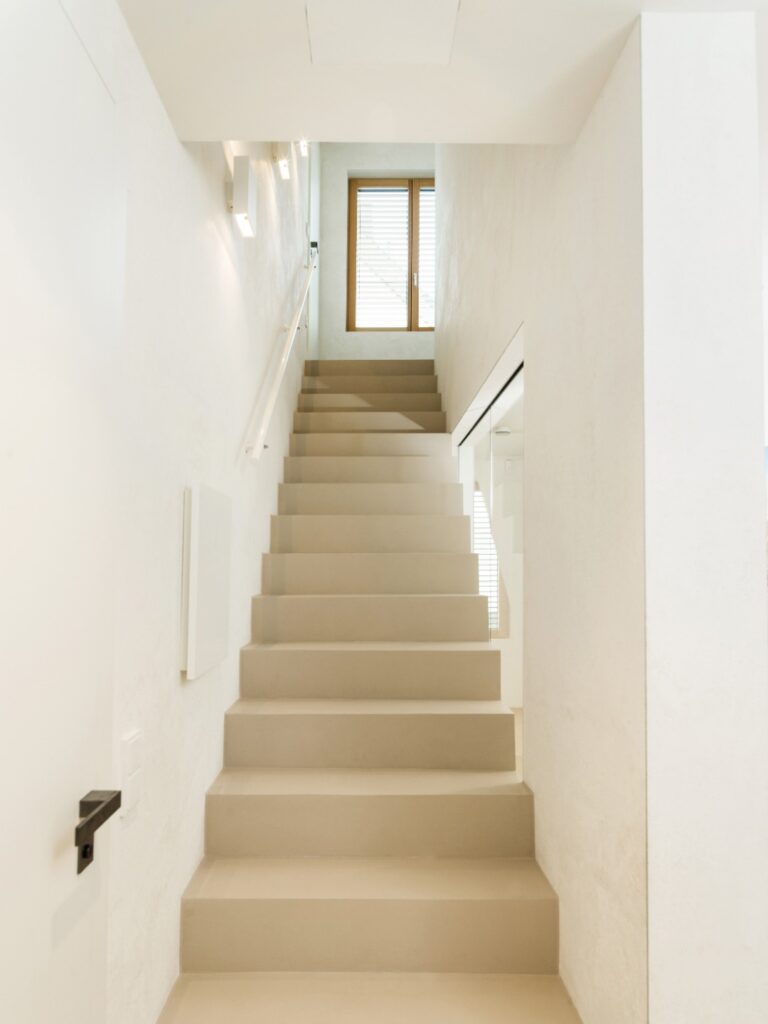Frontansicht einer fugenlosen Treppe